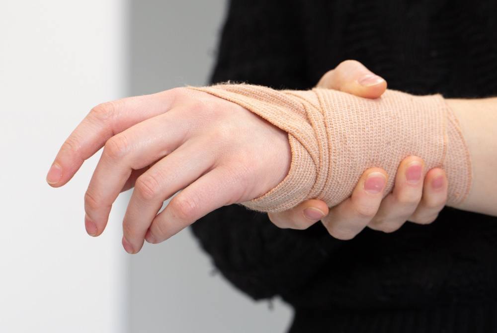 Top Common Causes & Signs of a Hand Fracture