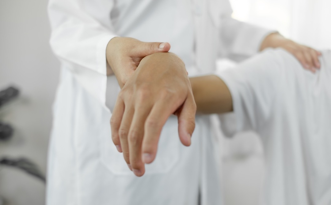 woman hand showing carpal tunnel syndrome, Ladan Hajipour