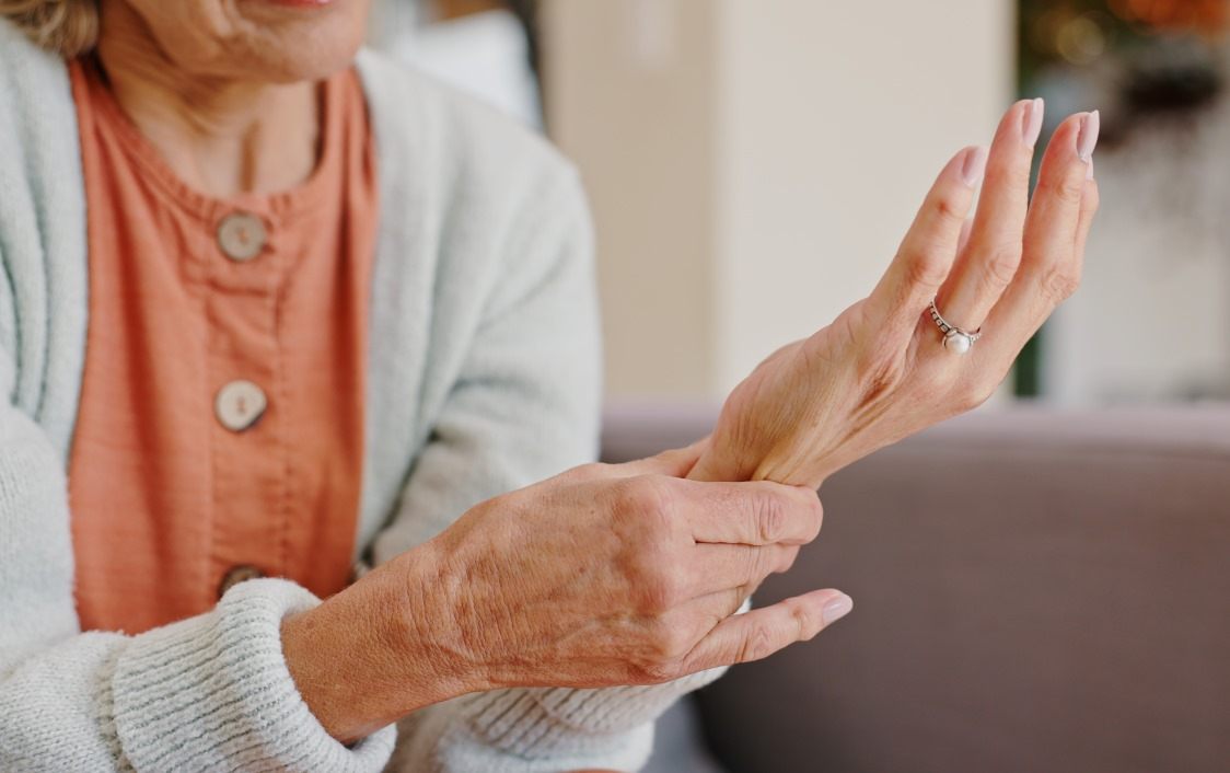 Elderly woman suffering with De Quevains disease